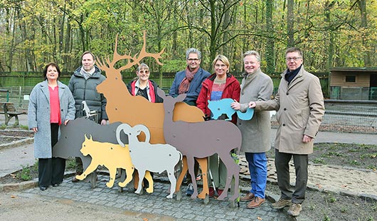 v. l. Iris Kasper (Vorsitzendes des Fördervereins „Freunde des Tiergeheges im Kaisergarten“), SBO-Betriebsleiter Florian Reeh, Ulrike Winbeck und Dr. Michael Bolten (beide Förderverein), Tiergehege-Leiterin Dr. Anette Perrey, Oberbürgermeister Thorsten Be