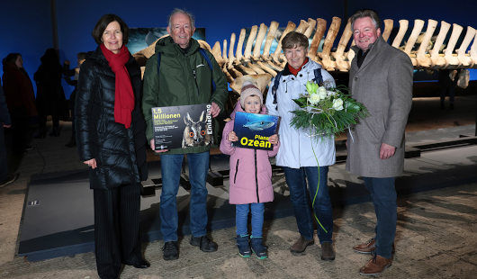 v.l.n.r. Jeanette Schmitz - Geschäftsführerin der Gasometer Oberhausen GmbH, Familie Rabe mit Enkelin Leni, Thorsten Berg - Oberbürgermeister der Stadt Oberhausen (Foto: Gasometer Oberhausen GmbH/Dirk Böttger)