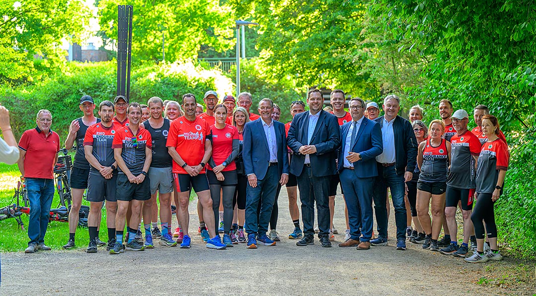 Oberbürgermeister Daniel Schranz (vorne Mitte) übergab gemeinsam mit Sportdezernent Jürgen Schmidt, EVO-Vorstand Christian Basler, dem Präsidenten des Stadtsportbundes, Manfred Gregorius, sowie vielen weiteren Vertreterinnen und Vertretern aus Verwaltung, Sport und Politik die nun insgesamt rund sieben Kilometer lange beleuchtete Laufstrecke offiziell der Öffentlichkeit. (Foto: Stadt Oberhausen/Tom Thöne)