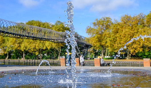 Wasserfontäne und Slinky Springs to Fame Brücke im Hintergrund- Foto: Stadt Oberhausen/Tom Thöne