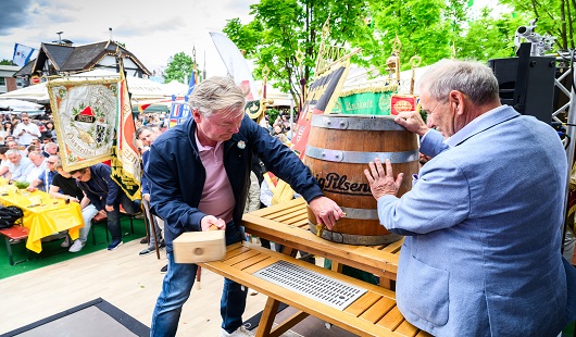 Fassanstich mit Oberbürgermeister Thorsten Berg. Quelle: Stadt Oberhause/Tom Thöne
