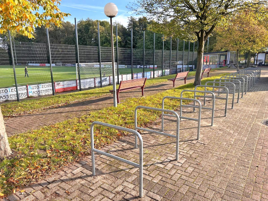 Fahradständer und Bänke hinter dem Fußballplatz (Quelle: SBO)