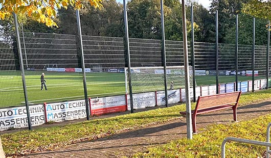 Fahrradständer hinter dem Tor (Quelle: SBO)