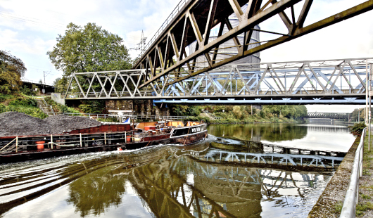 Schiff auf dem Rhein-Herne-Kanal fährt unter einer Brücke her. Foto: Stadt Oberhausen/Tom Thöne