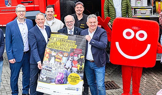 Verantwortliche präsentieren das Plakat 