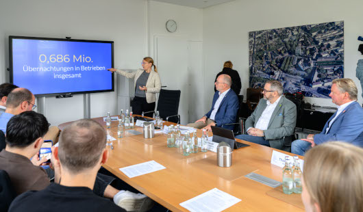 Präsentation von Tourismuszahlen vor Publikum. Foto: Stadt Oberhausen/Tom Thöne