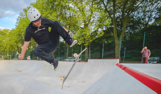 Bild zeigt eine Person auf einem Skateboard