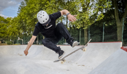 Bild zeigt eine Person auf einem Skateboard