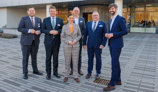 v.l. Oberbürgermeister Daniel Schranz, Staatssekretär Matthias Heidmeier, Dr. Barbara Albert – Rektorin der Universität Duisburg-Essen, Axel A. Wahl – Vizepräsident der Bauindustrie NRW, Parlamentarischer Staatssekretär Josef Hovenjürgen, Ralf Güldenzopf – Dezernent für strategische Planung und Stadtentwicklung