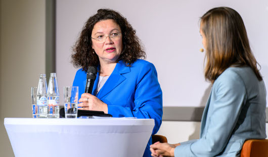 Andrea Nahles, Vorstandsvorsitzende der Bundesagentur für Arbeit, im Gespräch mit Moderatorin Katja Scherer. (Foto: Stadt Oberhausen/Tom Thöne)