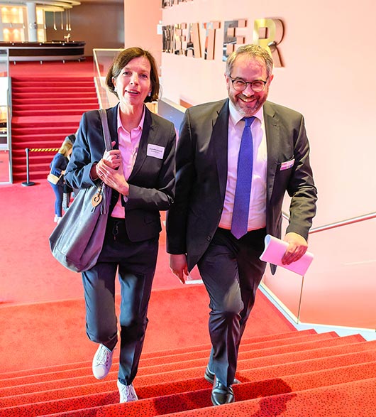 Jeanette Schmitz, Geschäftsführerin Gasometer GmbH, und Dr. Andreas Henseler, Geschäftsführer der OWT Oberhausener Wirtschafts- und Tourismusförderung GmbH (Foto: Stadt Oberhausen/Tom Thöne)