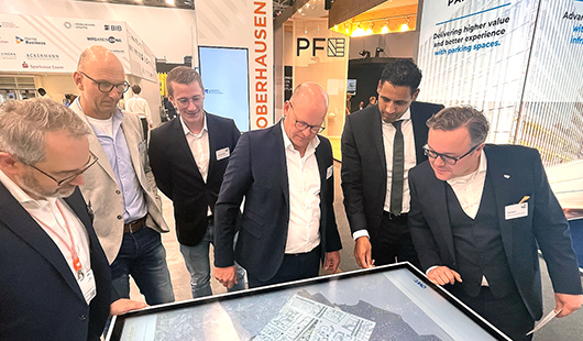Dr. Andreas Henseler, Geschäftsführer der OWT, erläutert Interessierten am Datentisch eine zu entwicklende Fläche. Foto: Stadt Oberhausen