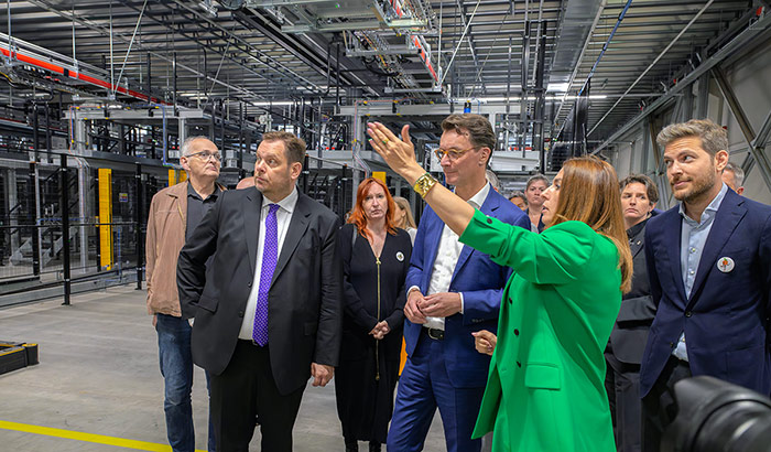 Machen sich während der Eröffung ein Bild von der Technik des Lagers: Oberbürgermeister Daniel Schranz (2. v. links) und Ministerpräsident Hendik Wüst (4. v. links)