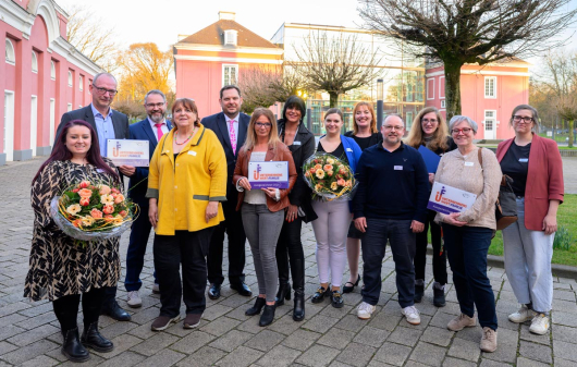 Die Vertreter und Vertreterinnen der ausgezeichneten Unternehmen mit Oberbürgermeister Daniel Schranz (obere Reihe, 3.v.l.), Britta Costecki, Leiterin des Bereichs Chancengleichheit, (hintere Reihe, 2.v.r.), und den Laudatoren Dr. Andreas Henseler, Geschäftsführer OWT, (obere 2.v.l.), Ratsmitglied Ulrike Willing-Spielmann (untere Reihe, 2.v.l.) und Ratsmitglied Claudia Salwik (1.v.r.). Foto: OWT GmbH/Tom Thöne