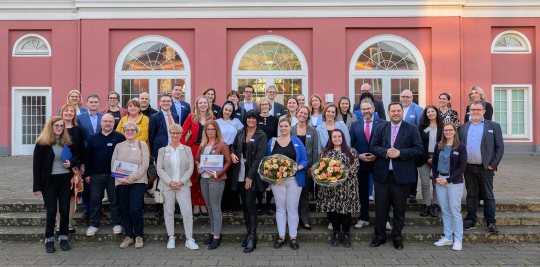 Oberbürgermeister Daniel Schranz (untere Reihe, 3.v.l.) mit allen 17 Oberhausener Unternehmen, die sich um die Auszeichnung „Unternehmenswert:Familie“ beworben haben. Foto: OWT GmbH/Tom Thöne
