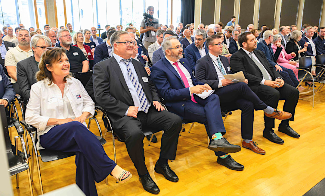 Oberbürgermeister Daniel Schranz (1. v. r.), Everllence-Standortleiter Florian Schiller (2. v. r.) und OWT-Geschäftsführer Dr. Andreas Henseler (3. v. r.) konnten knapp 200 Gäste begrüßen. Fotocredit: Tom Thöne / OWT GmbH