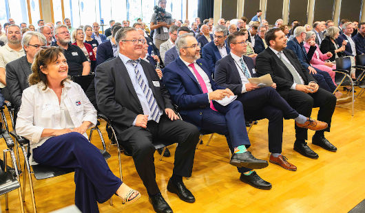 Oberbürgermeister Daniel Schranz (1. v. r.), Everllence-Standortleiter Florian Schiller (2. v. r.) und OWT-Geschäftsführer Dr. Andreas Henseler (3. v. r.) konnten knapp 200 Gäste begrüßen. Foto: OWT GmbH/Tom Thöne