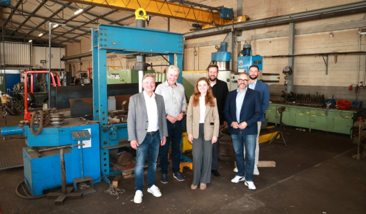 Fa. DONICHT Stahl- & Metallbau GmbH: v.l.n.r.: Oberbürgermeister Thorsten Berg, Jörg Donicht, Anika Donicht, Maximilian Tschamler (OWT), Dr. Andreas Henseler (OWT), Dennis Lotz (Stadt Oberhausen) (Foto: OWT GmbH/Sandra Gehlich)