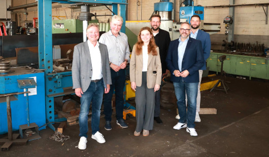 Fa. DONICHT Stahl- & Metallbau GmbH: v.l.n.r.: Oberbürgermeister Thorsten Berg, Jörg Donicht, Anika Donicht, Maximilian Tschamler (OWT), Dr. Andreas Henseler (OWT), Dennis Lotz (Stadt Oberhausen) (Foto: OWT GmbH/Sandra Gehlich)