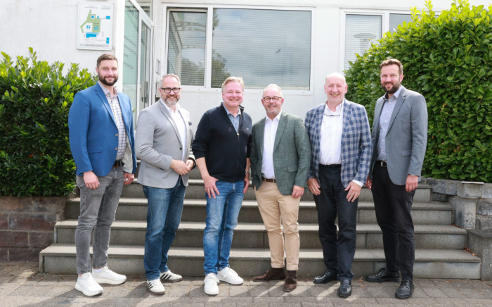 Fa. Basamentsteine Böcke GmbH. V.l.n.r.: Dennis Lotz (Stadt Oberhausen), Dr. Andreas Henseler (OWT), Oberbürgermeister Thorsten Berg, Oliver Nuth und Dr. Thomas Böcke (Basamentsteine Böcke GmbH), Maximilian Tschamler (OWT) (Foto: OWT GmbH/Sandra Gehlich)