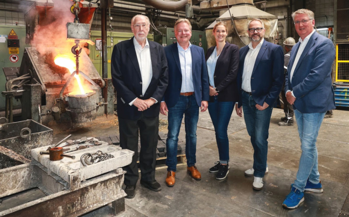 Fa. Fitscher Gruppenbild mit Schmelzofen: v.l.n.r.: Dieter Fitscher, Oberbürgermeister Thorsten Berg, Diana Fitscher, Dr. Andreas Henseler (OWT), Stefan Michel (Ed. Fitscher GmbH & Co. KG) (Foto: OWT GmbH/Sandra Gehlich)