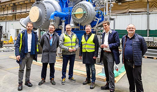Oberhausens Oberbürgermeister Thorsten Berg (3.v.r.) sowie Wirtschaftsförderer Andreas Henseler (3.v.l.) haben das Werk von Everllence (früher MAN) besucht, begleitetet von den Führungskräften des Unternehmens Alexander Fichtner (l.), Standort-Leiter Florian Schiller (2.v.l), Produktionsleiter Michael Kleinhenz (2.v.r.) und Betriebsratschef Zabit Cumcu.