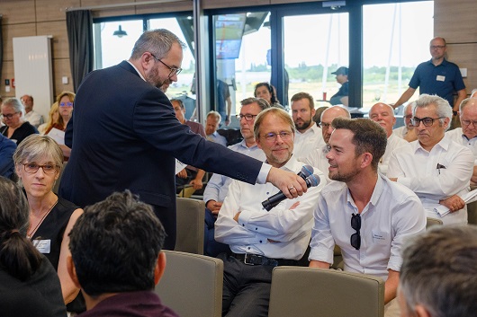 Oberhausens Wirtschaftsförderer Dr. Andreas Henseler mit Teilnehmer des Wirtschaftsempfangs